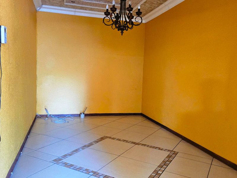 Charming Full Title Townhouse with Spacious Living and Private Garden - Photo 3