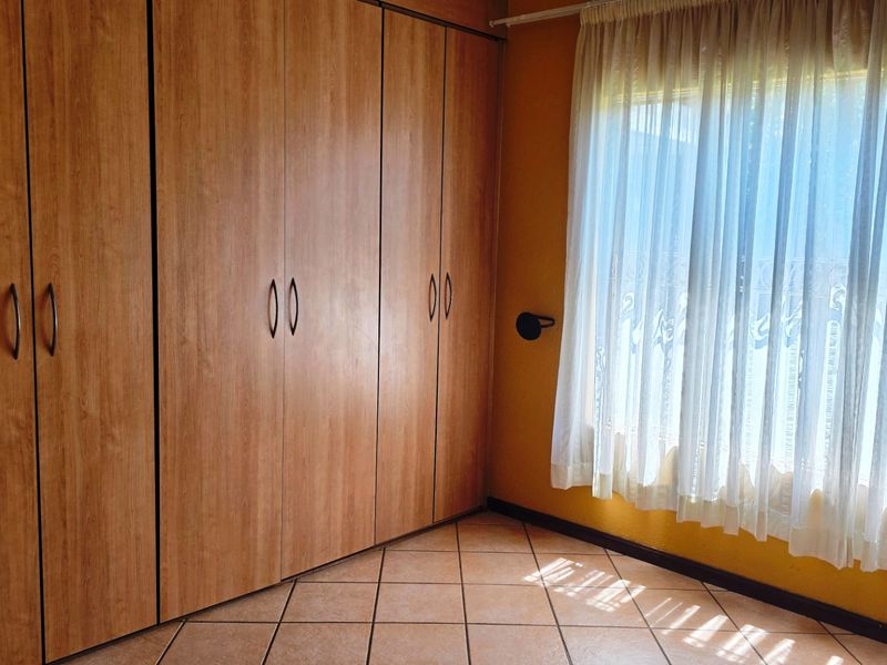 Charming Full Title Townhouse with Spacious Living and Private Garden - Photo 8