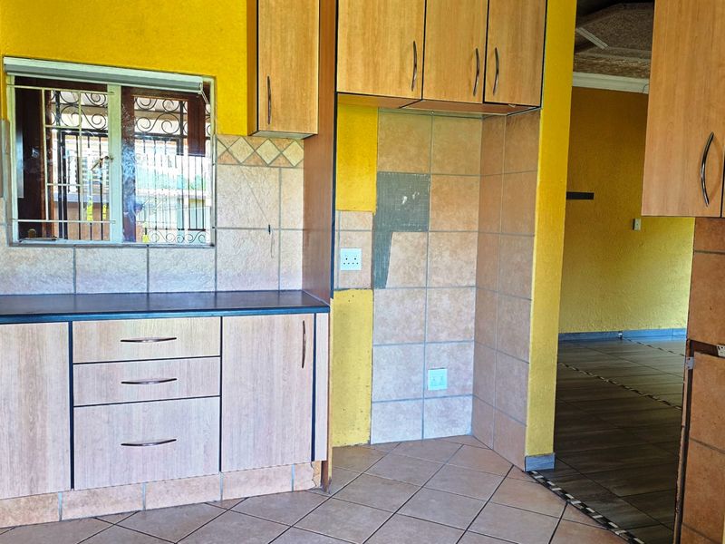 Charming Full Title Townhouse with Spacious Living and Private Garden - Photo 6