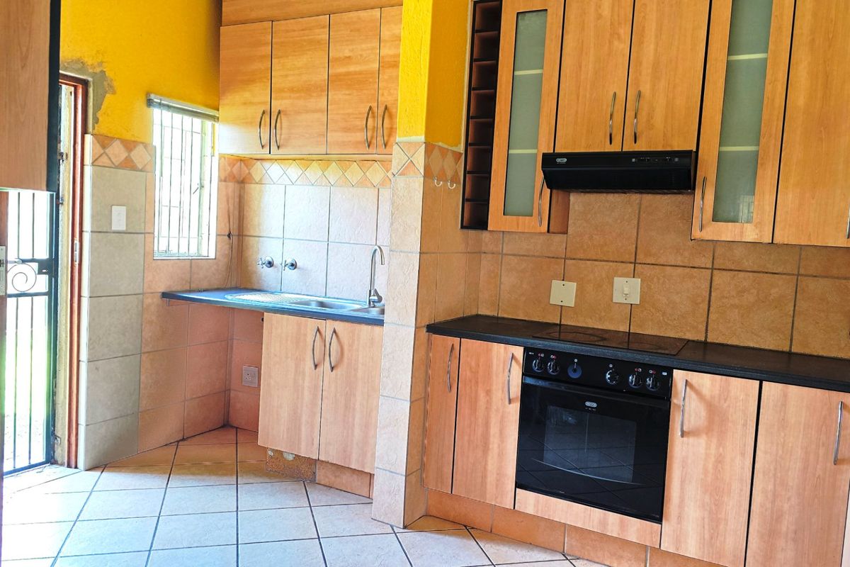 Charming Full Title Townhouse with Spacious Living and Private Garden - Photo 5