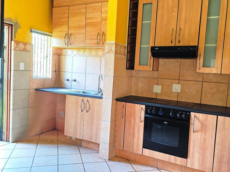 Charming Full Title Townhouse with Spacious Living and Private Garden - Photo 5