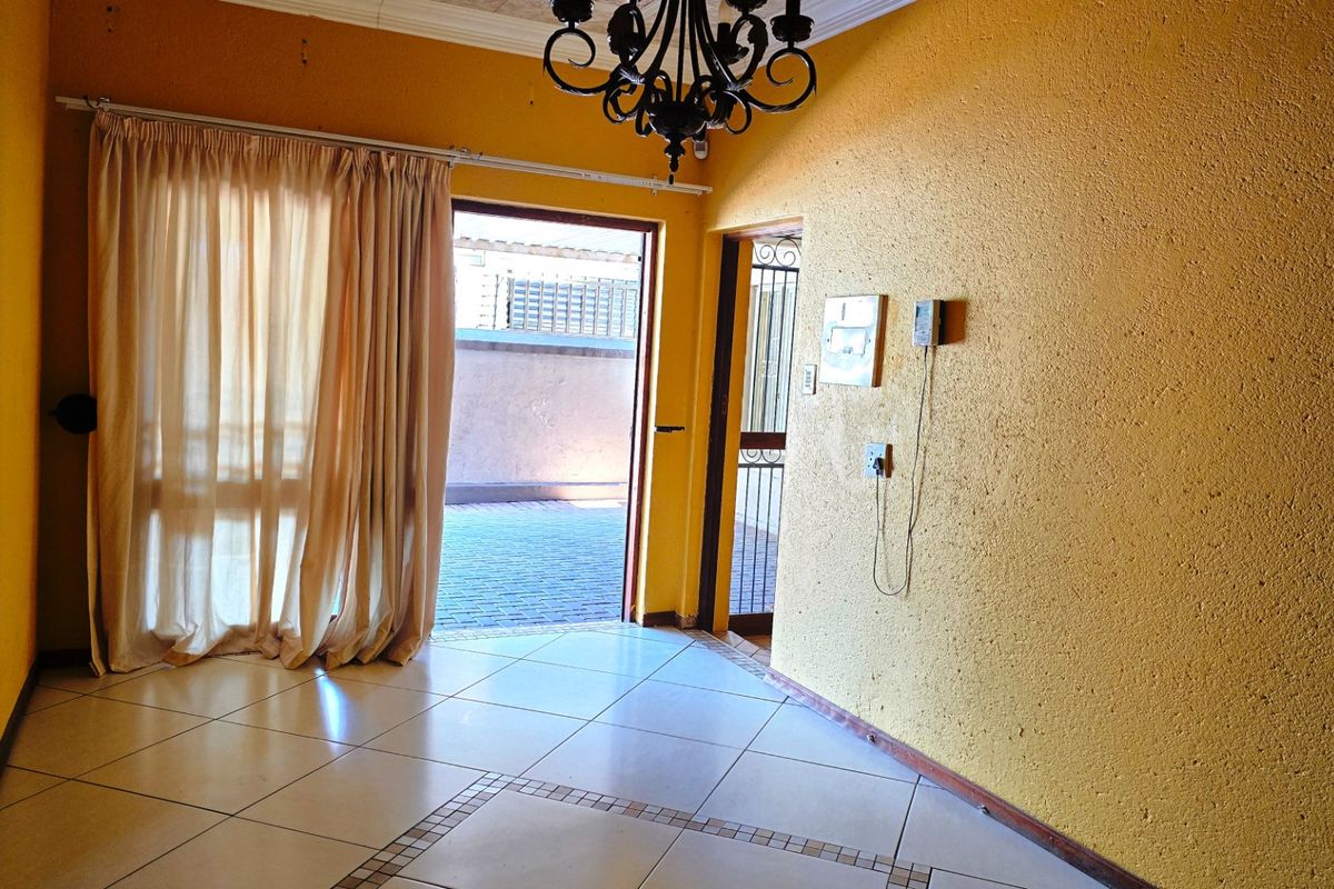 Charming Full Title Townhouse with Spacious Living and Private Garden - Photo 4