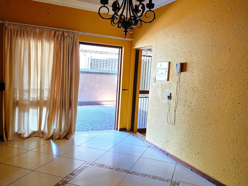 Charming Full Title Townhouse with Spacious Living and Private Garden - Photo 4