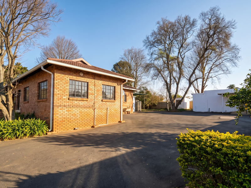 Perfect Location - Sectionalised property and function venue - Photo 10