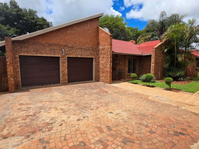 Elegant Family Home with Exceptional Space and Entertaining Appeal in Old Doornpoort - Photo 2