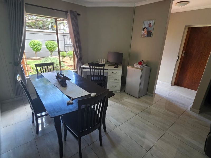 Elegant Family Home with Exceptional Space and Entertaining Appeal in Old Doornpoort - Photo 7