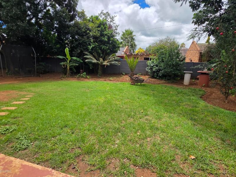 Elegant Family Home with Exceptional Space and Entertaining Appeal in Old Doornpoort - Photo 4