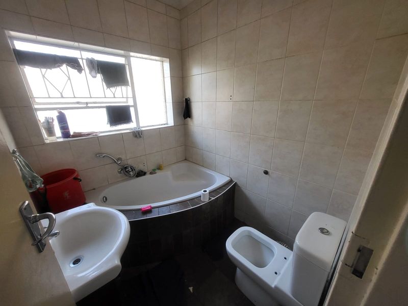 Prime Ridgeway Opportunity – Spacious 3-Bedroom Home or Business Premises on a Busy Main Road! - Photo 10