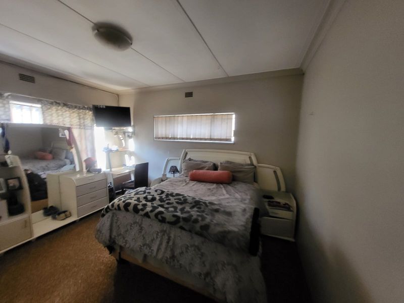 Prime Ridgeway Opportunity – Spacious 3-Bedroom Home or Business Premises on a Busy Main Road! - Photo 6