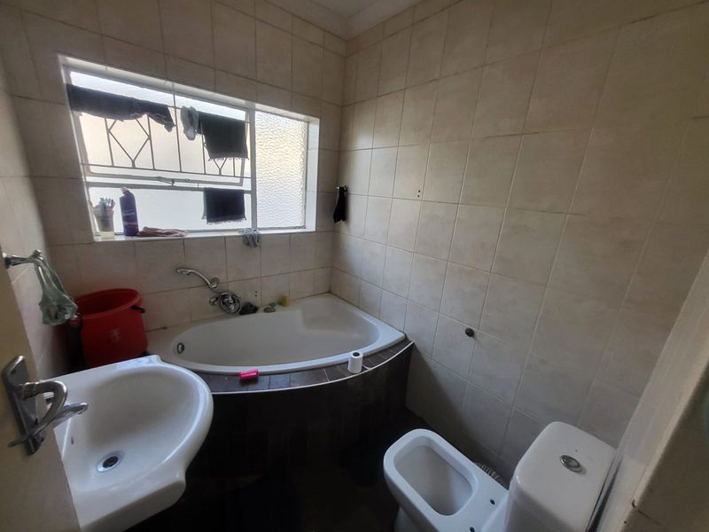 Prime Ridgeway Opportunity – Spacious 3-Bedroom Home or Business Premises on a Busy Main Road! - Photo 4