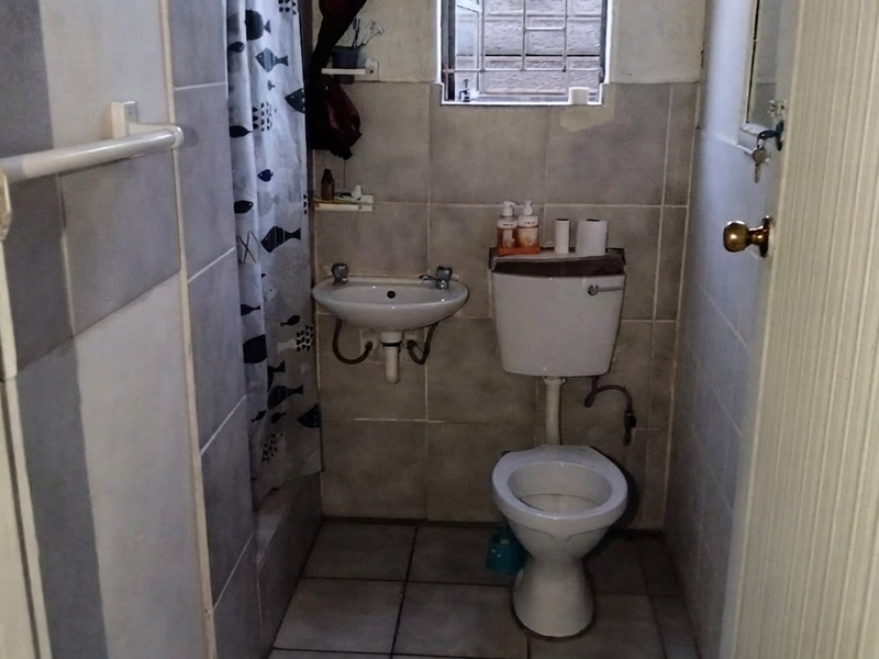 Charming 2-Bedroom Home with Great Potential - Photo 4