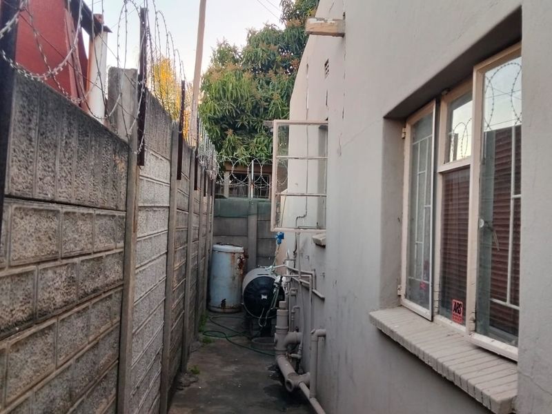 Charming 2-Bedroom Home with Great Potential - Photo 10