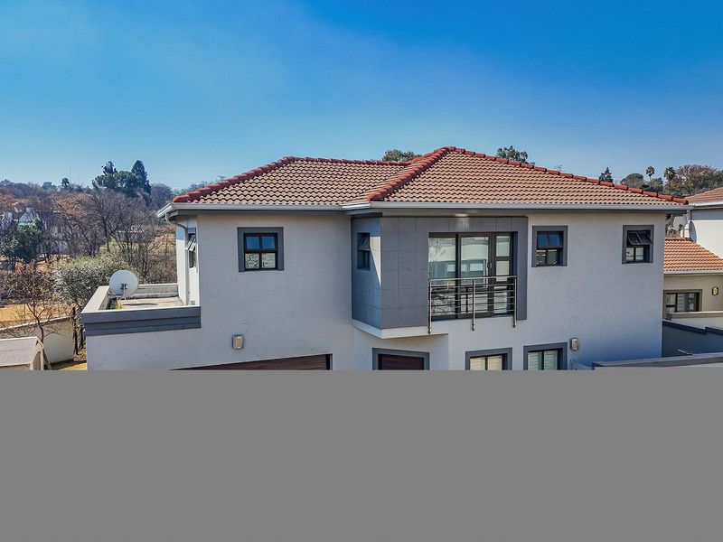 Stunning Riverfront Family Home in a Secure Estate - Photo 2