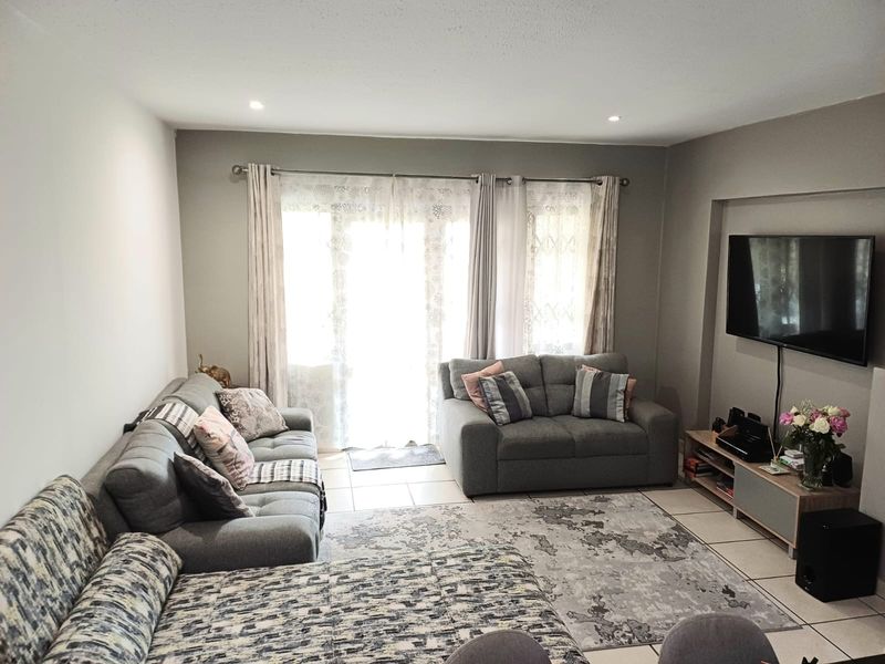 Ground Floor Apartment in Broadacres – Secure Complex - Photo 3