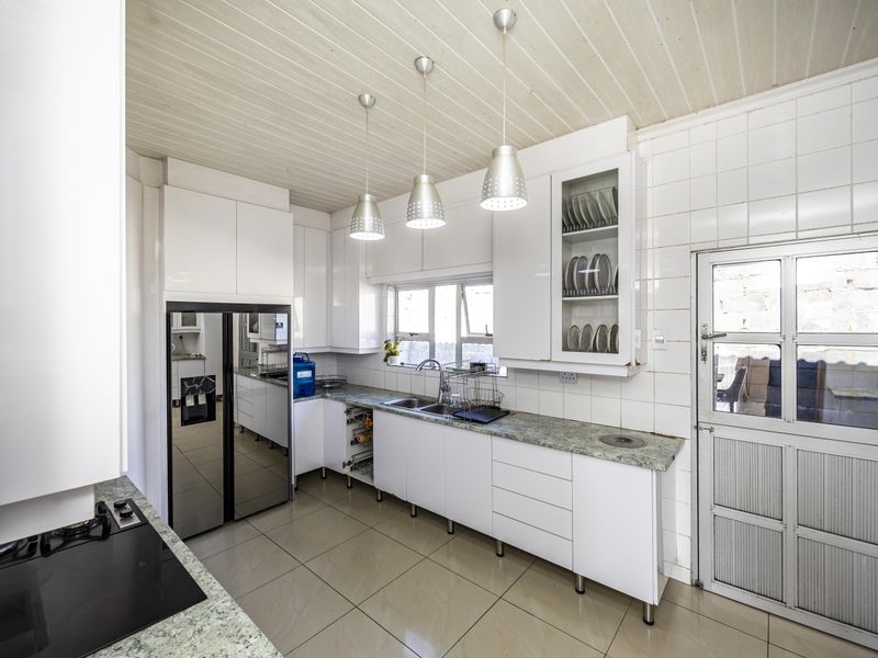 Exceptional Family Home with Income Potential on a Large Erf - Photo 5
