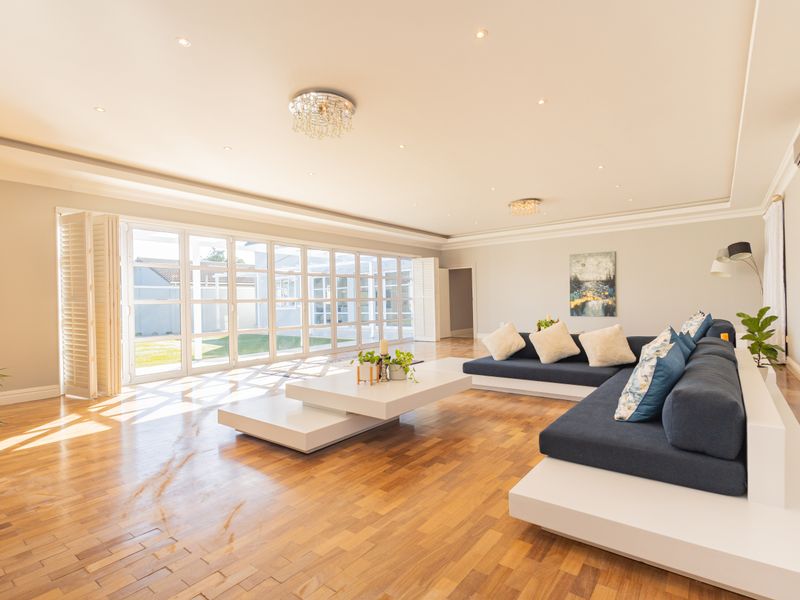 Exquisite Family Living in Flamingo Vlei – Where Luxury Meets Natural Beauty! - Photo 7
