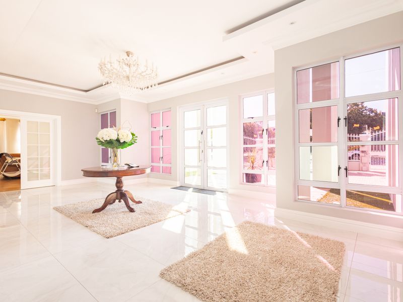 Exquisite Family Living in Flamingo Vlei – Where Luxury Meets Natural Beauty! - Photo 5