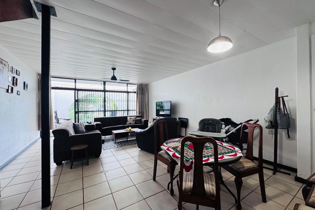 Comfortable and Convenient 3 Bedroom Townhouse in Sinoville - Photo 2