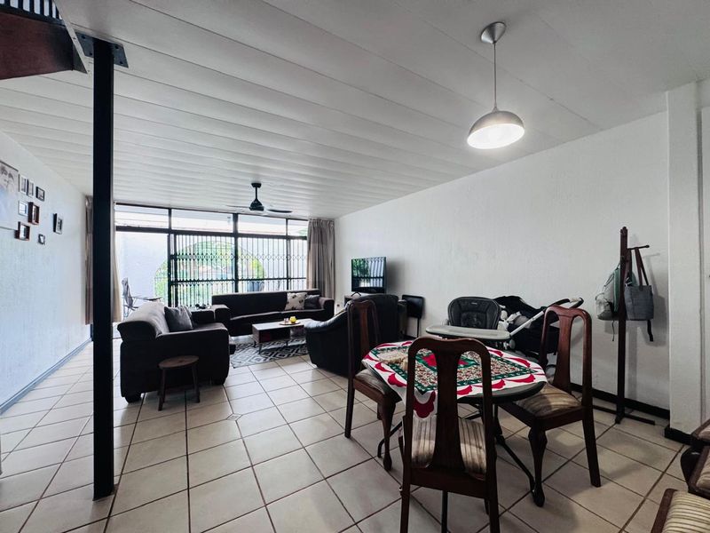 Comfortable and Convenient 3 Bedroom Townhouse in Sinoville - Photo 2