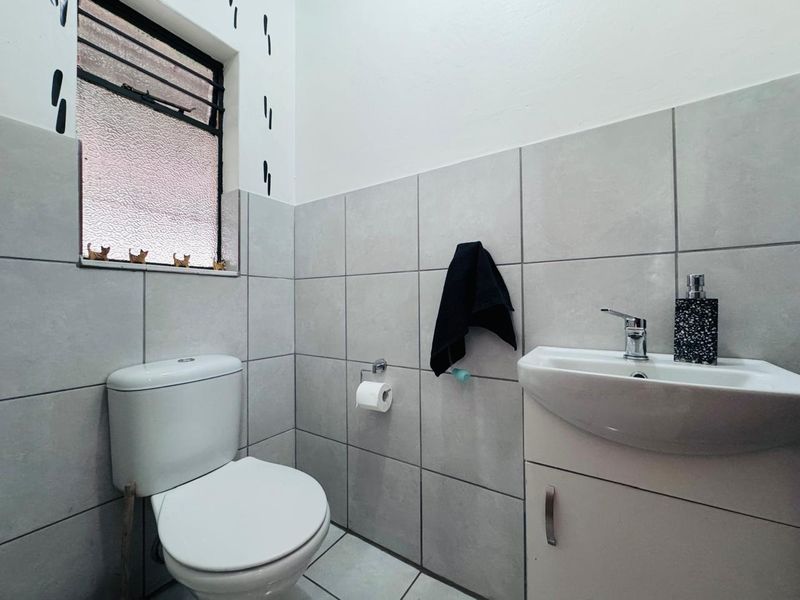 Comfortable and Convenient 3 Bedroom Townhouse in Sinoville - Photo 9