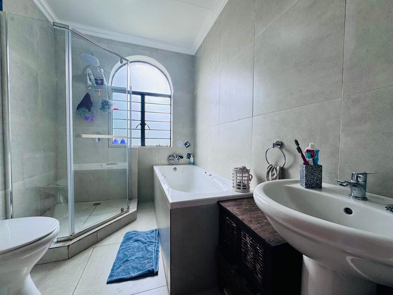 Comfortable and Convenient 3 Bedroom Townhouse in Sinoville - Photo 8