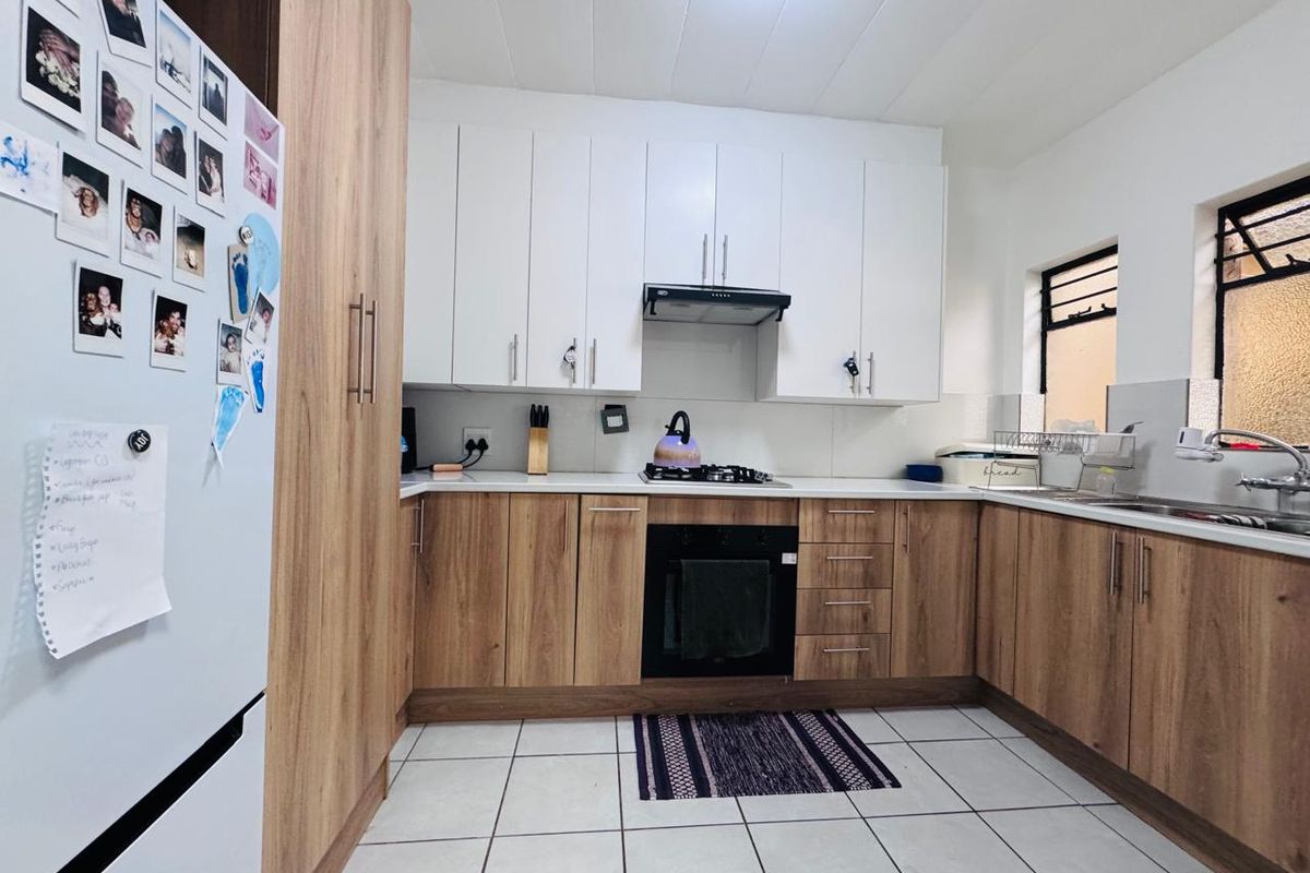 Comfortable and Convenient 3 Bedroom Townhouse in Sinoville - Photo 4