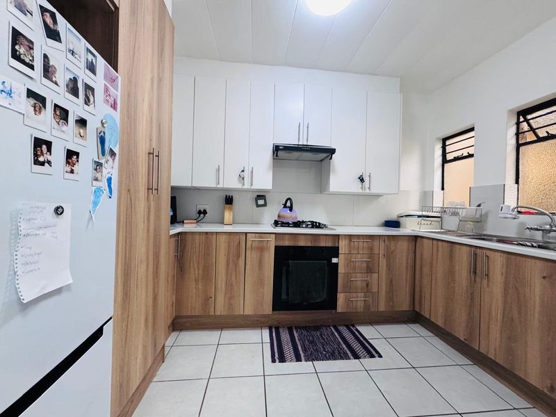 Comfortable and Convenient 3 Bedroom Townhouse in Sinoville - Photo 4