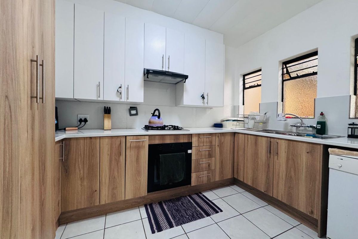 Comfortable and Convenient 3 Bedroom Townhouse in Sinoville - Photo 3