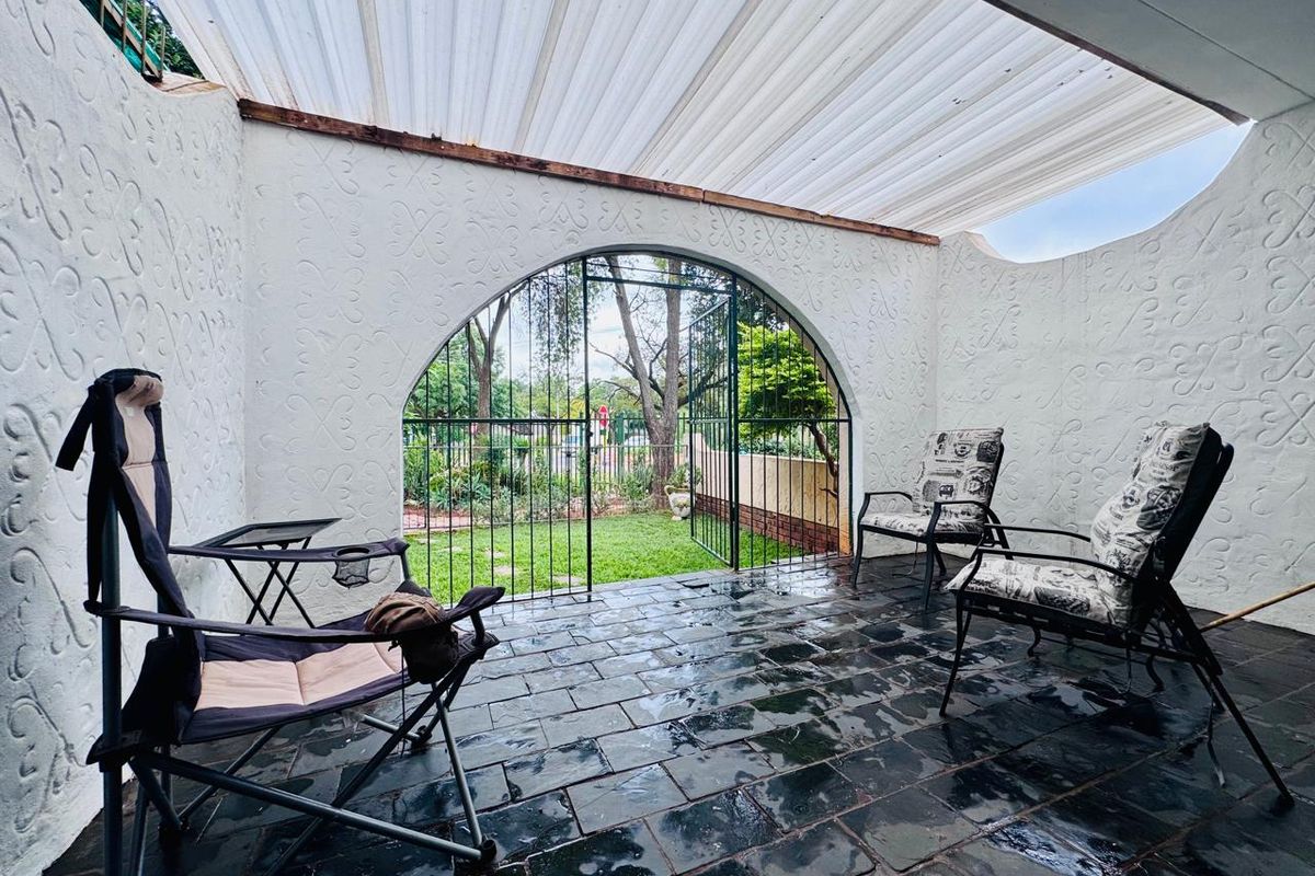 Comfortable and Convenient 3 Bedroom Townhouse in Sinoville - Photo 5