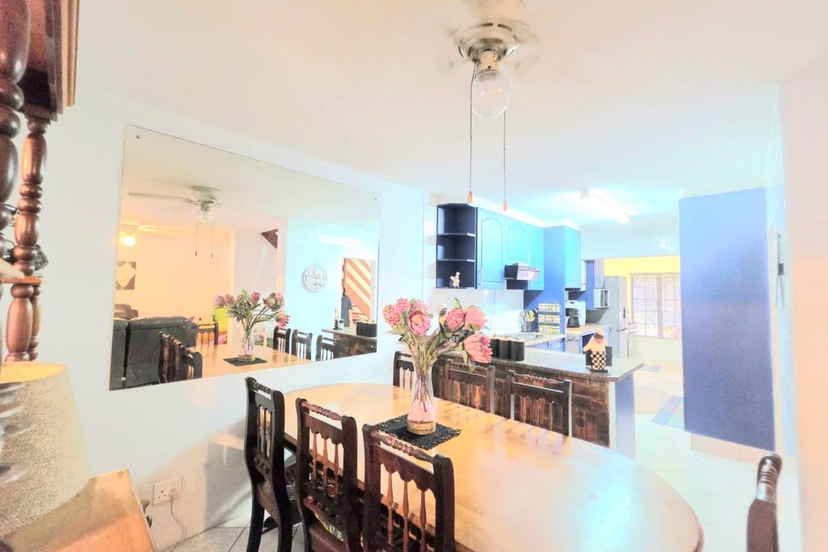 Your Perfect Lifestyle Awaits: Comfort, Space, Location & Security! - Photo 3