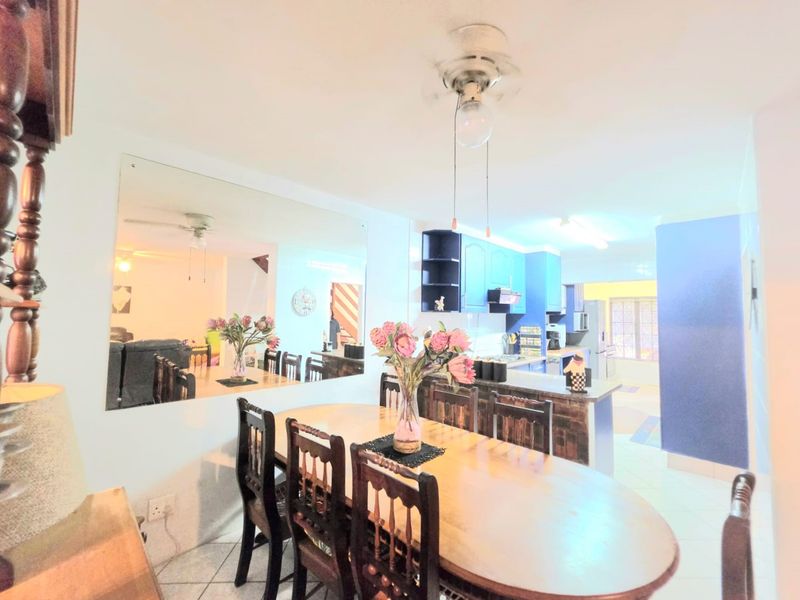 Your Perfect Lifestyle Awaits: Comfort, Space, Location & Security! - Photo 3