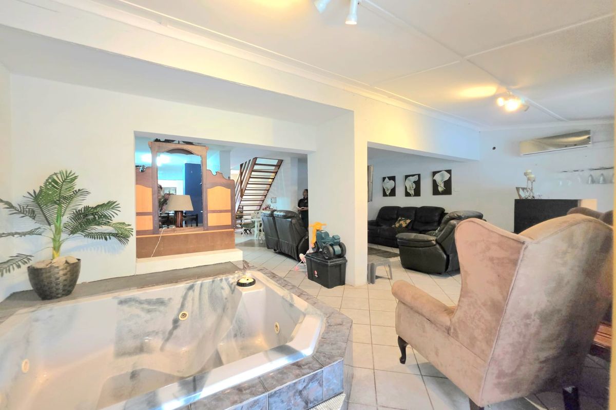 Your Perfect Lifestyle Awaits: Comfort, Space, Location & Security! - Photo 2