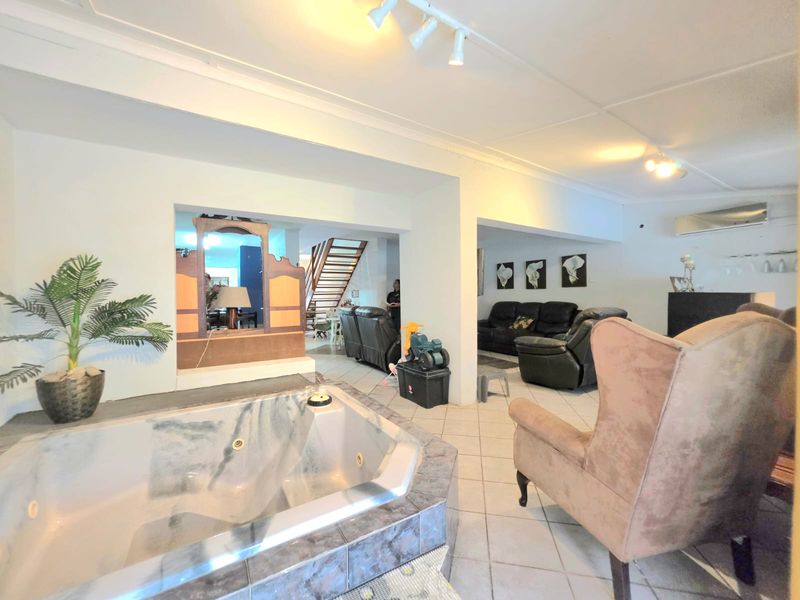 Your Perfect Lifestyle Awaits: Comfort, Space, Location & Security! - Photo 2