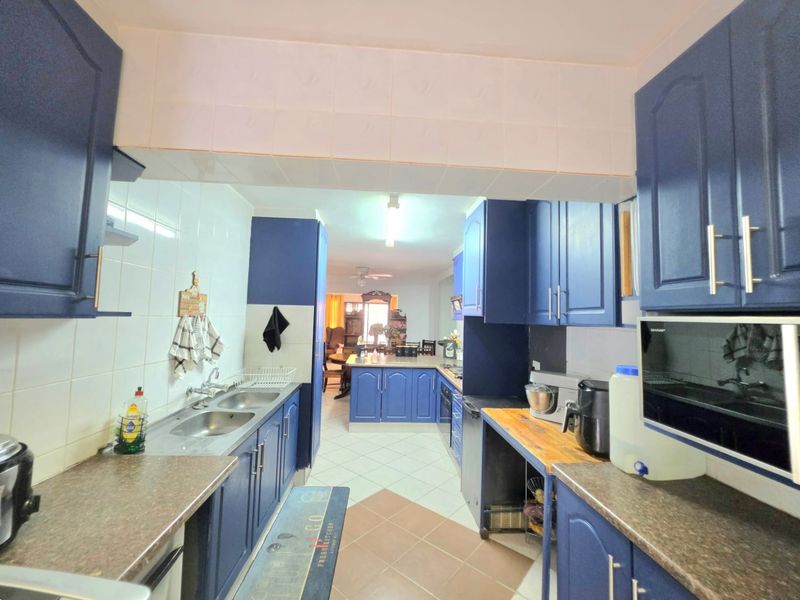 Your Perfect Lifestyle Awaits: Comfort, Space, Location & Security! - Photo 10