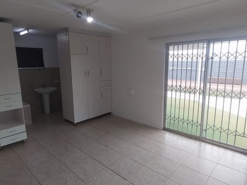 4 Bedroom Family Home To Let in Gonubie - Photo 2