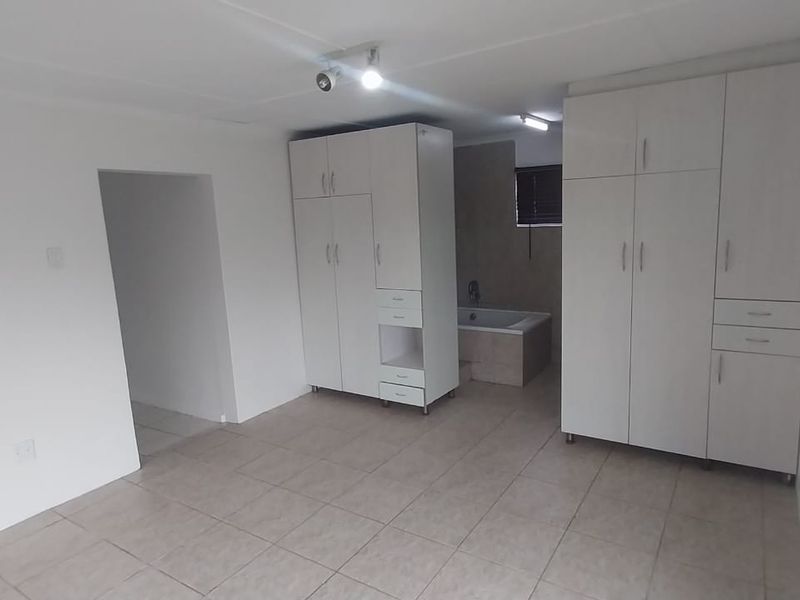 4 Bedroom Family Home To Let in Gonubie - Photo 5