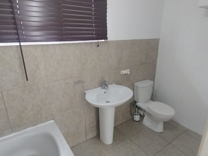 4 Bedroom Family Home To Let in Gonubie - Photo 7