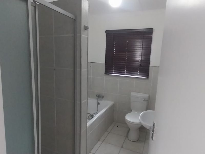 4 Bedroom Family Home To Let in Gonubie - Photo 8