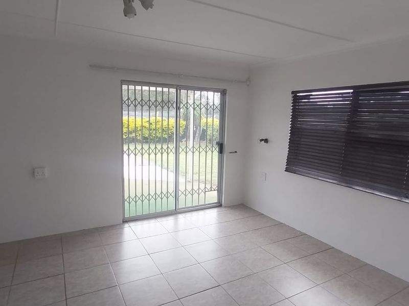4 Bedroom Family Home To Let in Gonubie - Photo 3
