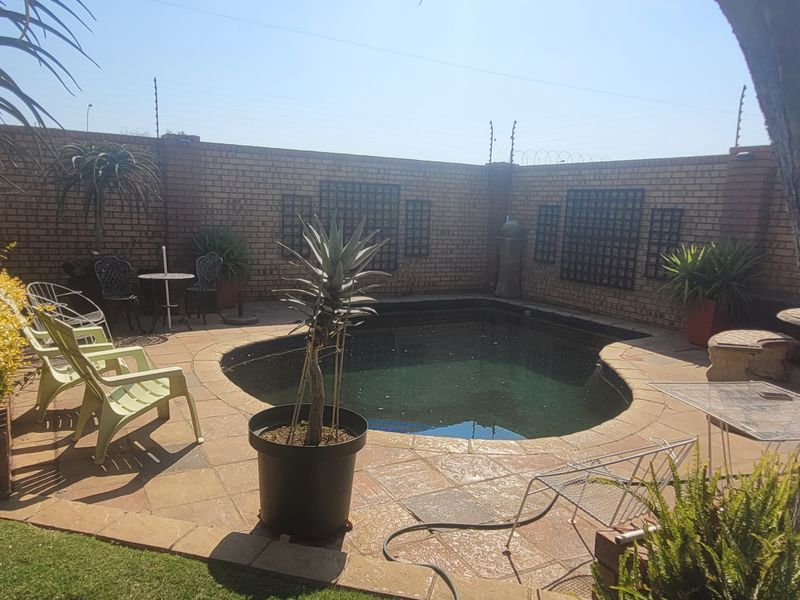 Investment property with predictable cash flow! - Photo 4