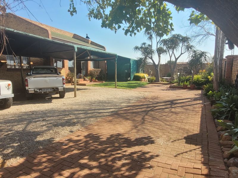 Investment property with predictable cash flow! - Photo 3