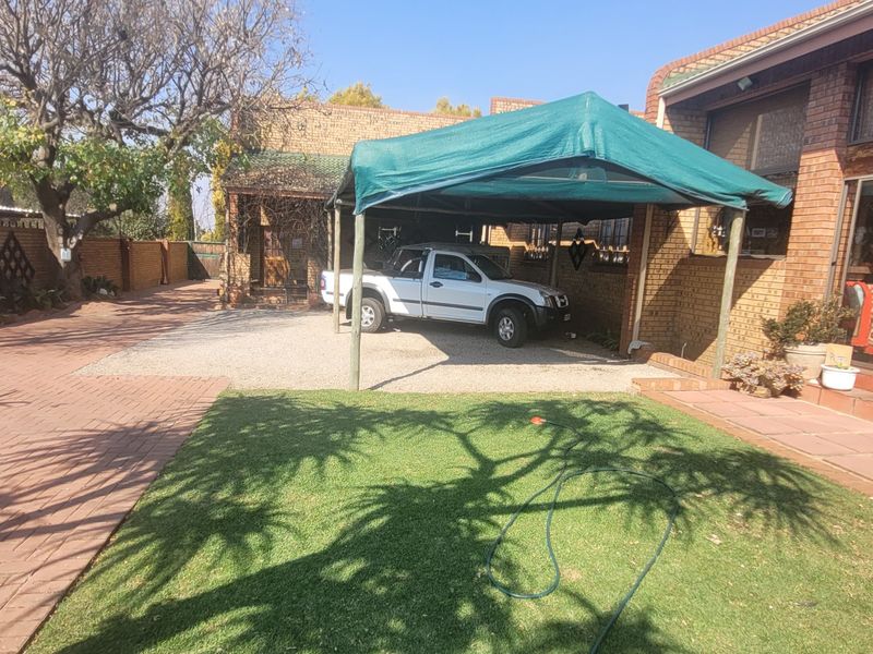 Investment property with predictable cash flow! - Photo 2