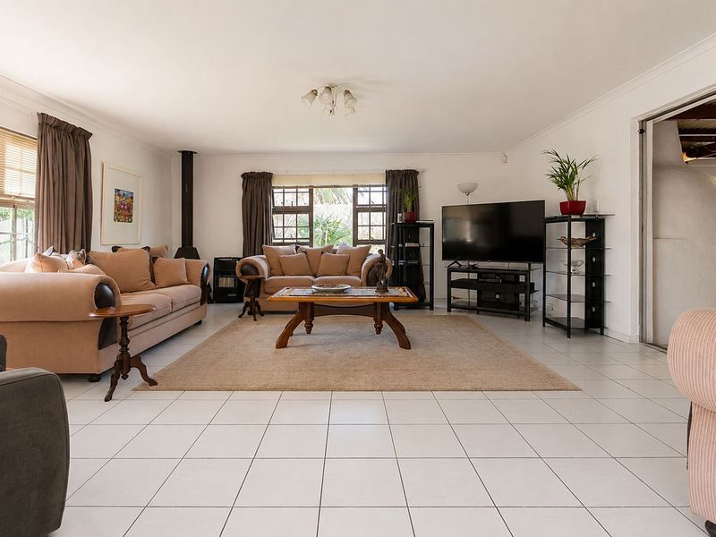 A spacious home near the lagoon in Middedorp Langebaan - Photo 5
