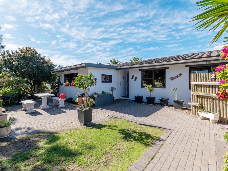 A spacious home near the lagoon in Middedorp Langebaan - Photo 3