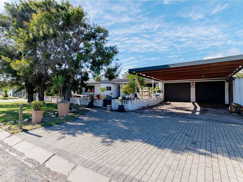 A spacious home near the lagoon in Middedorp Langebaan - Photo 2