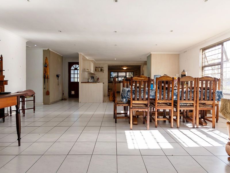 A spacious home near the lagoon in Middedorp Langebaan - Photo 9