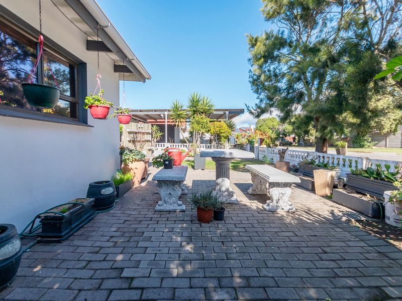 A spacious home near the lagoon in Middedorp Langebaan - Photo 4