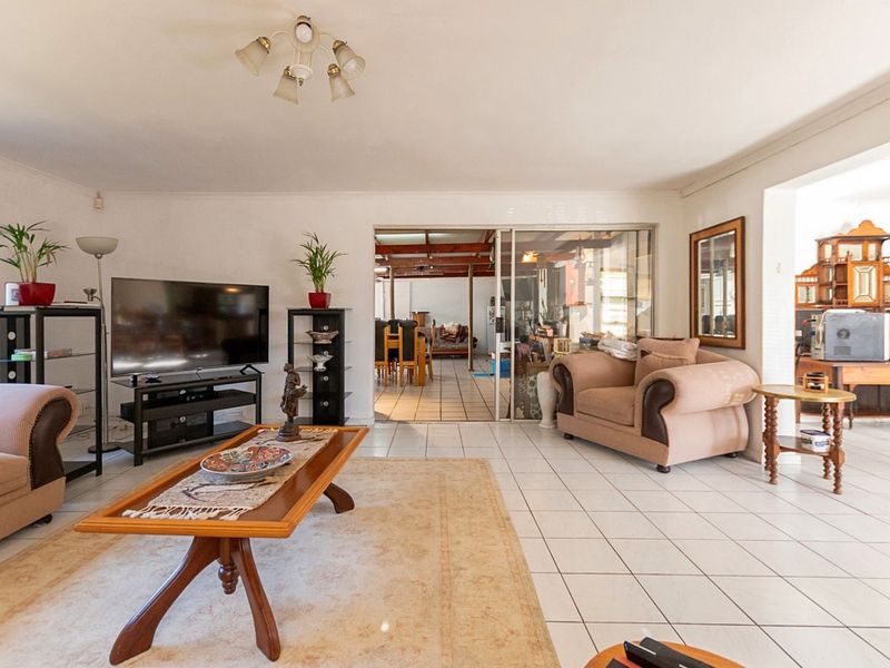 A spacious home near the lagoon in Middedorp Langebaan - Photo 7