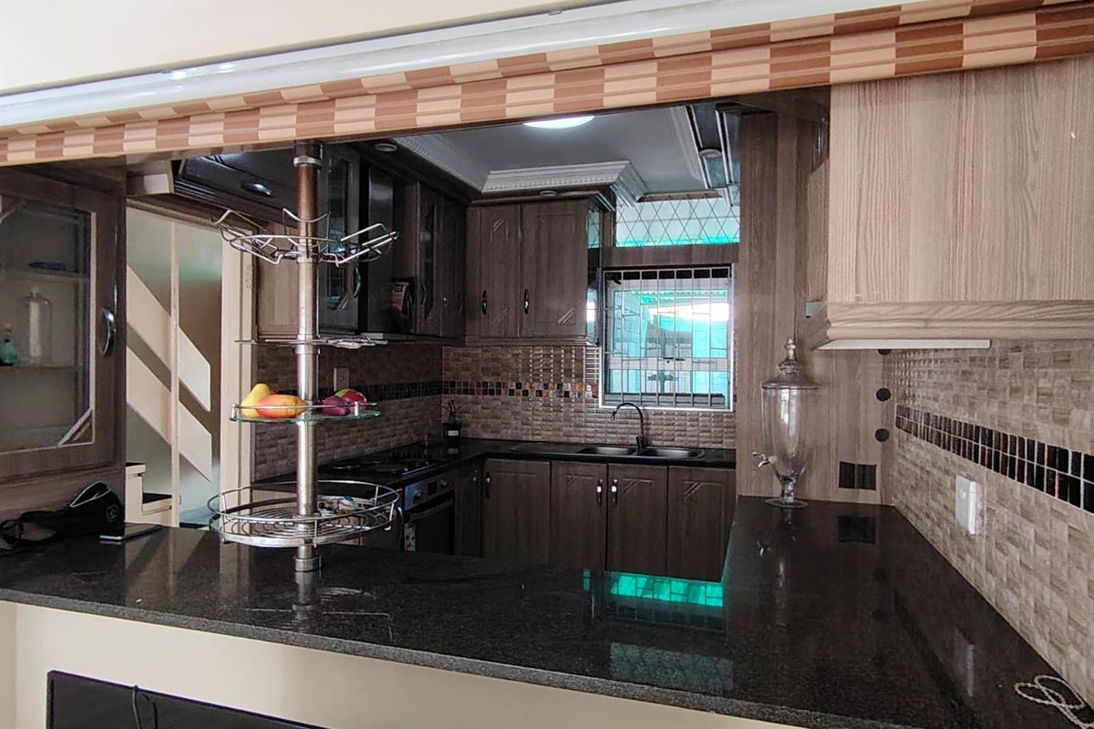 Spacious 4 Bedroom Townhouse To Let in Pelham - Photo 3