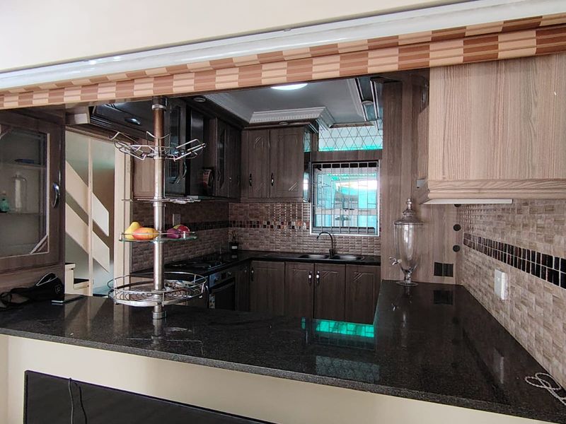 Spacious 4 Bedroom Townhouse To Let in Pelham - Photo 3